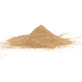 Un polvo beige forma un pequeño montículo, ligeramente esparcido sobre un fondo blanco liso.
