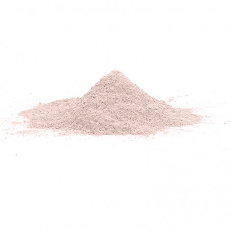 Una pequeña pila cónica de polvo fino de color gris claro se asienta sobre un fondo blanco limpio.