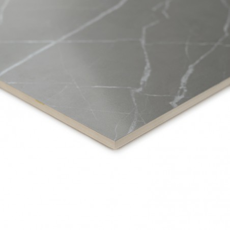 Un carreau de céramique carré gris clair avec de subtiles stries blanches repose sur un fond blanc, mettant en valeur une textur