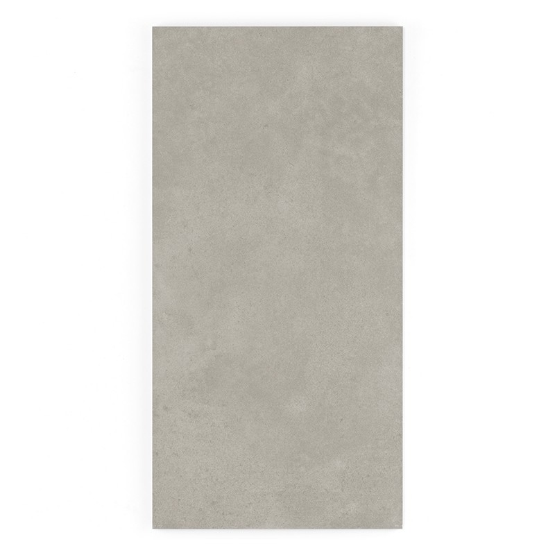 Um ladrilho retangular cinza é plano, exibindo uma textura lisa com marmoreio sutil, contra um fundo branco liso.