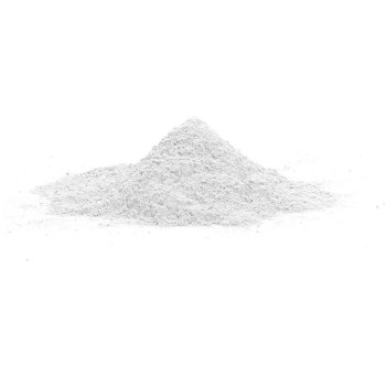 Poeder vormt een kleine, kegelvormige stapel op een effen witte achtergrond, wat een focus op de textuur en korreligheid suggere