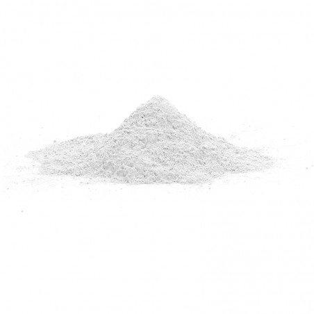 Das Pulver bildet einen kleinen, konischen Haufen auf einem schlichten weißen Hintergrund, was darauf hindeutet, dass der Schwer