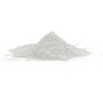 Un petit tas conique de poudre fine et grise repose sur un fond blanc et lisse.