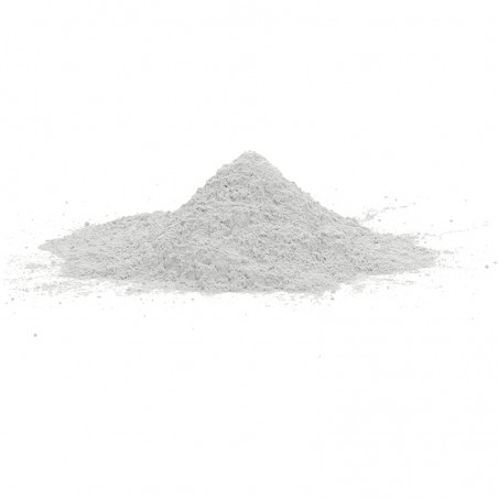 Een kleine, kegelvormige stapel fijn, grijs poeder rust op een effen, wit oppervlak.