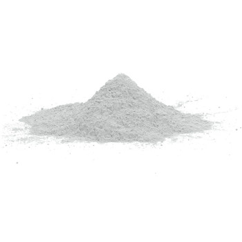 Grijs poeder vormt een kleine heuvel, rustend op een glad, wit oppervlak, in een minimalistische setting.