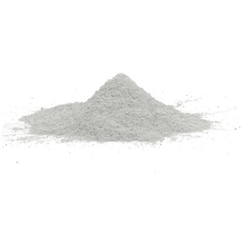 Een klein hoopje fijn, lichtgrijs poeder ligt op een witte achtergrond en lijkt klaar voor gebruik of om te mengen.