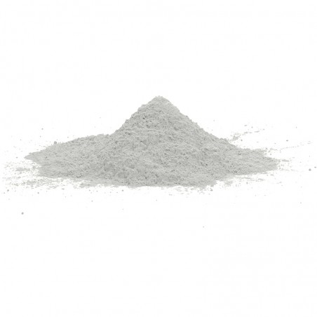 Een klein hoopje fijn, lichtgrijs poeder ligt op een witte achtergrond en lijkt klaar voor gebruik of om te mengen. Een klein hoopje fijn, lichtgrijs poeder ligt op een witte achtergrond en lijkt klaar voor gebruik of om te mengen.