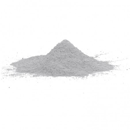 Un petit tas de poudre grise repose sur un fond blanc uni, suggérant un contexte de laboratoire ou de matériau de construction.