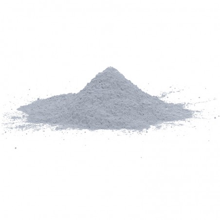 Ein kleiner, ordentlich aufgehäufter Hügel aus feinem weißem Pulver liegt auf einer ebenen, glatten Oberfläche und deutet auf ei