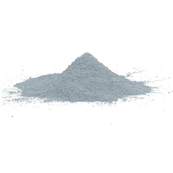 Ein kleiner, konischer Haufen aus feinem grauen Pulver ruht auf einer schlichten weißen Oberfläche ohne umgebende Gegenstände.