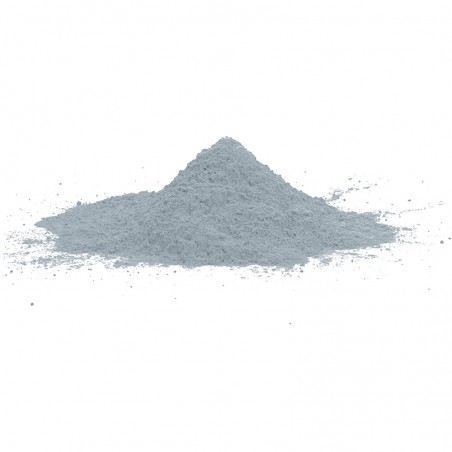 Ein kleiner, konischer Haufen aus feinem grauen Pulver ruht auf einer schlichten weißen Oberfläche ohne umgebende Gegenstände.