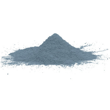 Een stapel blauwgrijs poeder ligt ongestoord op een effen wit oppervlak.
