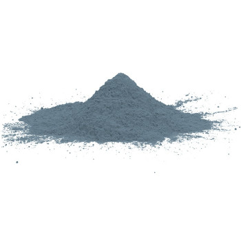 La poudre grise forme un petit monticule conique, reposant sur une surface plane de couleur claire, entouré de particules disper