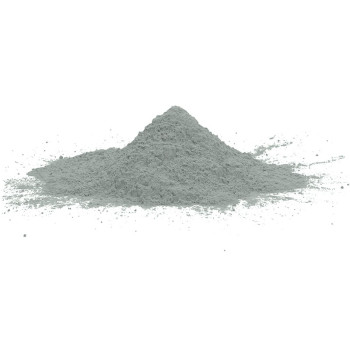 Een berg fijn grijs poeder ligt op een wit oppervlak en lijkt op cement dat doorgaans wordt gebruikt voor constructie of handwer