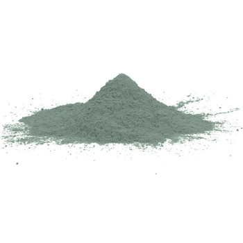 Ein Hügel aus feinem, grünlichem Pulver ruht auf einer glatten, weißen Oberfläche und breitet sich sanft nach außen aus.