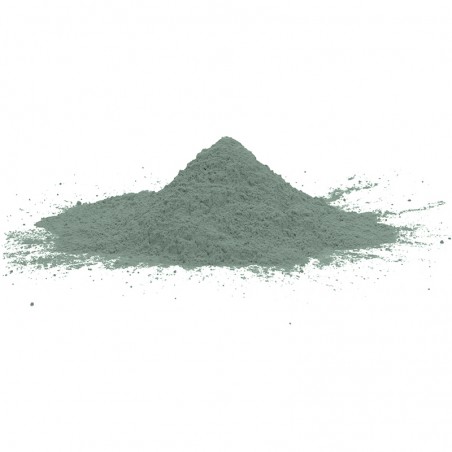 Un monticule de poudre fine et verdâtre repose sur une surface unie et blanche, s’étalant doucement vers l’extérieur. Un monticule de poudre fine et verdâtre repose sur une surface unie et blanche, s’étalant doucement vers l’extérieur.