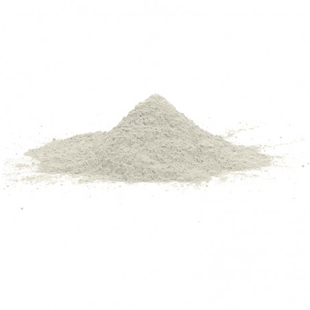 Un petit tas de poudre fine gris pâle est isolé sur un fond blanc uni. Un petit tas de poudre fine gris pâle est isolé sur un fond blanc uni.