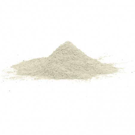 Un petit tas de poudre fine gris pâle repose sur une surface plane et blanche, suggérant un matériau résine-ciment prêt à l'empl