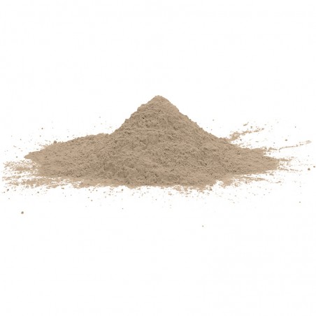 Un monticule de poudre fine gris clair repose sur une surface blanche, légèrement plus large à la base.