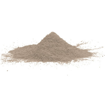 Ein kleiner Hügel aus feinem, grauem Pulver liegt vor einem weißen Hintergrund und wirkt leicht strukturiert.