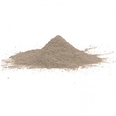 Un petit tas de poudre fine et grise se trouve sur un fond blanc, avec un aspect légèrement texturé.