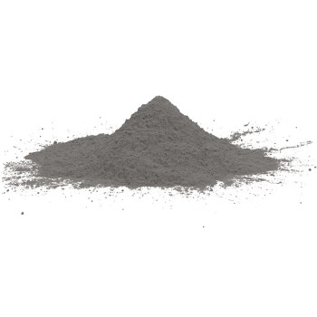 Poudre grise empilée sur une surface plane et blanche, formant une forme conique aux bords épars.
