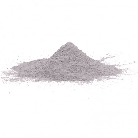 Un petit tas de poudre fine gris clair repose tranquillement sur une surface blanche et unie.