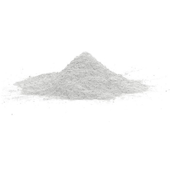 Polvo fino de color blanco que forma un pequeño montículo y descansa sobre una superficie blanca y lisa en un ambiente bien ilum