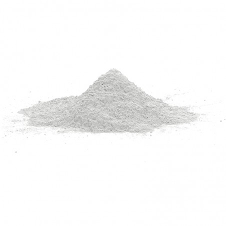 Polvo fino de color blanco que forma un pequeño montículo y descansa sobre una superficie blanca y lisa en un ambiente bien ilum