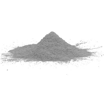 Una pequeña pila en forma de cono de fino polvo gris descansa sobre una superficie blanca y lisa.