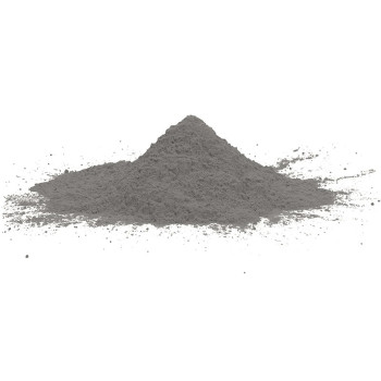 Sobre una superficie blanca hay un montón de fino polvo gris, ligeramente disperso en los bordes.