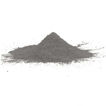 Sobre una superficie blanca hay un montón de fino polvo gris, ligeramente disperso en los bordes.