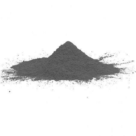 La poudre de ciment grise forme un tas en forme de cône reposant sur une surface blanche et propre.