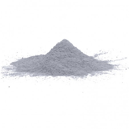 Un petit tas de fine poudre grise repose sur un fond blanc uni, légèrement étalé autour de sa base.