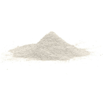 Un montículo de polvo fino y blanco descansa sobre una superficie lisa y neutra, lo que sugiere potencial para mezclar o aplicar