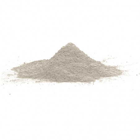 Un montículo de polvo fino y gris descansa sobre una superficie plana y blanca, ligeramente extendido en la base.