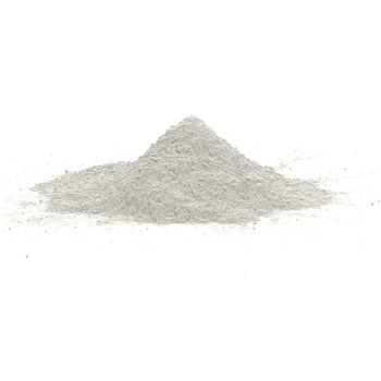 Una pequeña pila cónica de polvo fino y gris sobre un fondo blanco liso, que parece aislada e intacta.