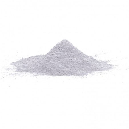 Un petit tas de fine poudre blanche repose sur une surface blanche unie, uniformément répartie sans objets environnants.