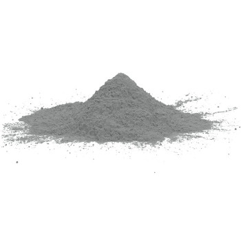 Un montículo de fino polvo gris se asienta sobre un fondo blanco liso, ligeramente esparcido alrededor de su base.