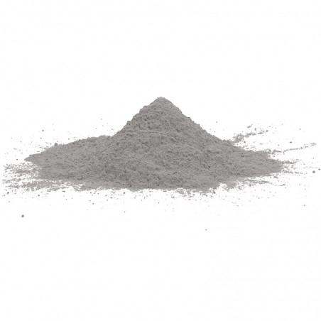 Um monte de pó de cimento resinoso cinza repousa sobre uma superfície plana e branca, cercado por partículas de poeira espalhada