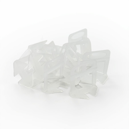 Doorzichtige plastic zakklemmen zijn lukraak verspreid op een effen witte achtergrond en vormen een losjes verbonden stapel.