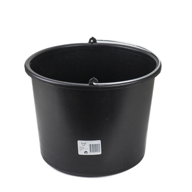 Un seau en plastique noir avec une poignée en métal est posé debout sur un fond blanc uni. Une étiquette avec un code barre est 