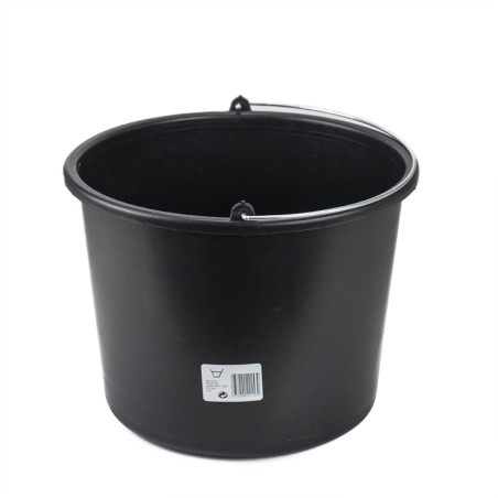 Un seau en plastique noir avec une poignée en métal est posé debout sur un fond blanc uni. Une étiquette avec un code barre est 