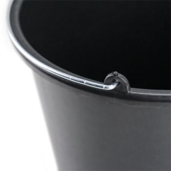 Um balde de plástico preto com alça de metal está em pé sobre um fundo branco liso. Uma etiqueta com um código de barras está af