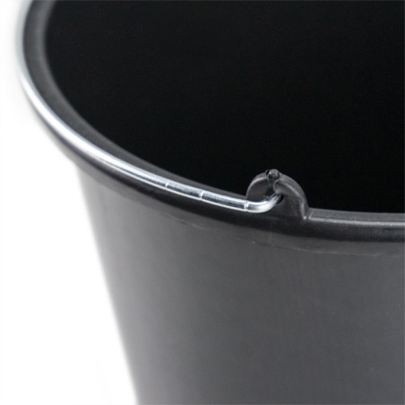 Um balde de plástico preto apresenta um pequeno bico para despejar, colocado sobre um fundo branco.