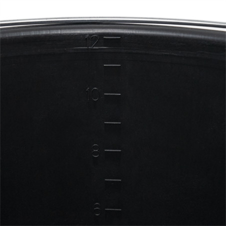 Un récipient noir avec des marques de mesure en relief (6 à 12) alignées verticalement, indiquant le volume. L'arrière-plan est 