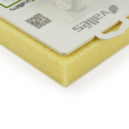 Op een schoon wit oppervlak wordt een gele spons met een wit plastic handvat weergegeven. Op de ondergrond staat een QR-code, lo