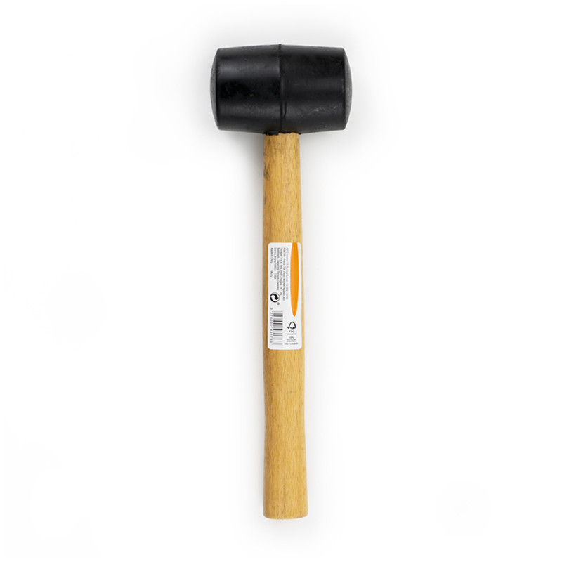 Een rubberen hamer met een zwarte kop rust op een witte achtergrond. Het heeft een houten handvat met een zichtbaar productlabel