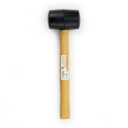 Un mazo de goma con cabeza negra descansa sobre un fondo blanco. Tiene un mango de madera con una etiqueta de producto visible: 