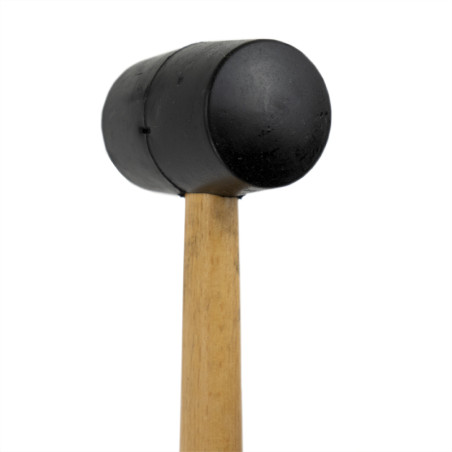 Ein Gummihammer mit schwarzem, zylindrischem Kopf und Holzgriff steht aufrecht vor einem schlichten weißen Hintergrund.